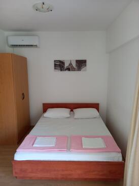 Apartments by the sea Tkon, Pašman - 5840