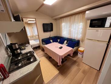 Eetkamer Nin, Eetkamer in accommodatietype apartment, airconditioning beschikbaar, huisdieren toegestaan en WiFi.