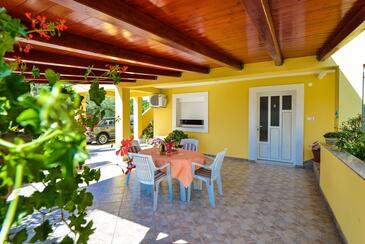 Family-friendly apartments with swimming pool Drage, Biograd - 5904