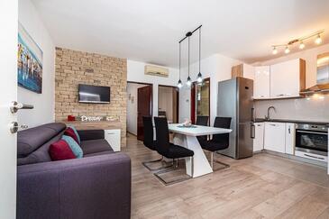 Nin, Wohnzimmer in folgender Unterkunftsart apartment, Klimaanlage vorhanden und WiFi.