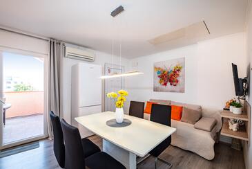 Nin, Camera de zi în unitate de cazare tip apartment, aer condiționat disponibil şi WiFi.