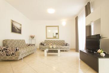 Апартаменты у моря с бассейном Округ Горни - Okrug Gornji, Чиово - Čiovo - 5960