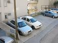 Omiš, Omiš, Parkeerplaats 5988 - Appartementen met een zandstrand.