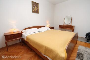 Apartments with parking space Omiš - 5989