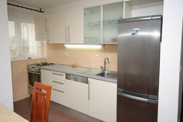 Apartments with parking space Omiš - 5989