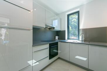 Family friendly seaside apartments Brela, Makarska - 6007