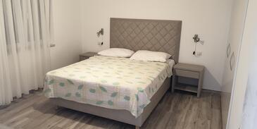 Family-friendly apartments with swimming pool Trogir - 6022