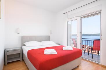 Family-friendly apartments with swimming pool Trogir - 6022