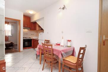 Apartments with parking space Supetar, Brač - 6037