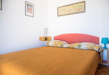 Апартаменти з паркуванням Постіра - Postira, Брач - Brač - 6049