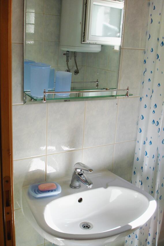 A-6075-a - Private accommodation - Apartments by the sea Supetar, Brač