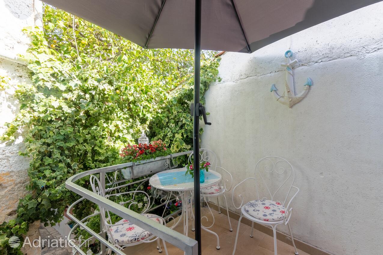 A-6075-a - Private accommodation - Apartments by the sea Supetar, Brač