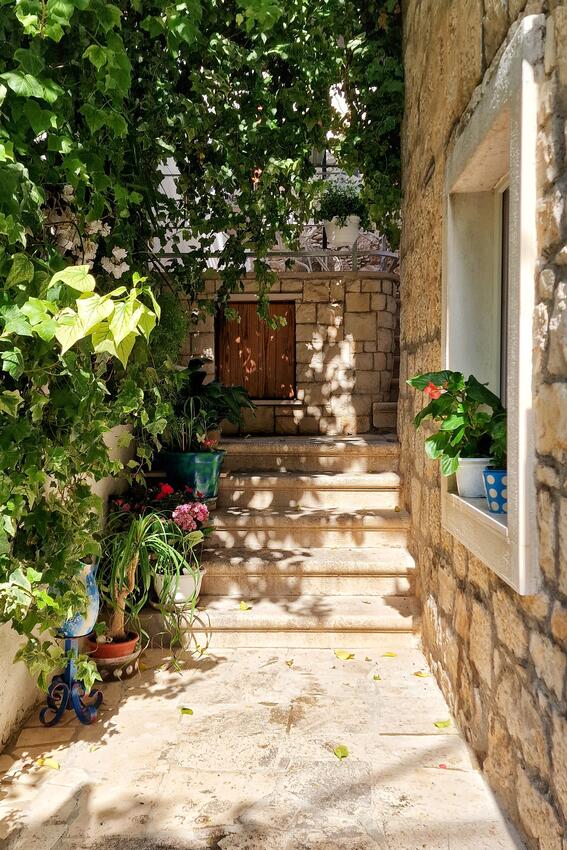 Courtyard - Apartments by the sea Supetar, Brač