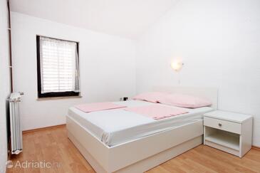 Apartments and rooms with parking space Makarska - 6088