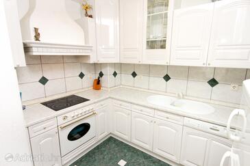Apartments and rooms with parking space Makarska - 6088