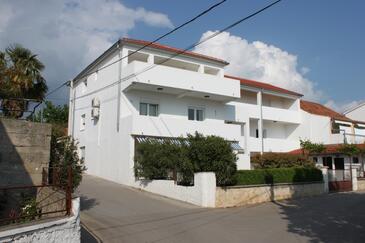 Apartments and rooms with terrace Pakoštane, North Dalmatia