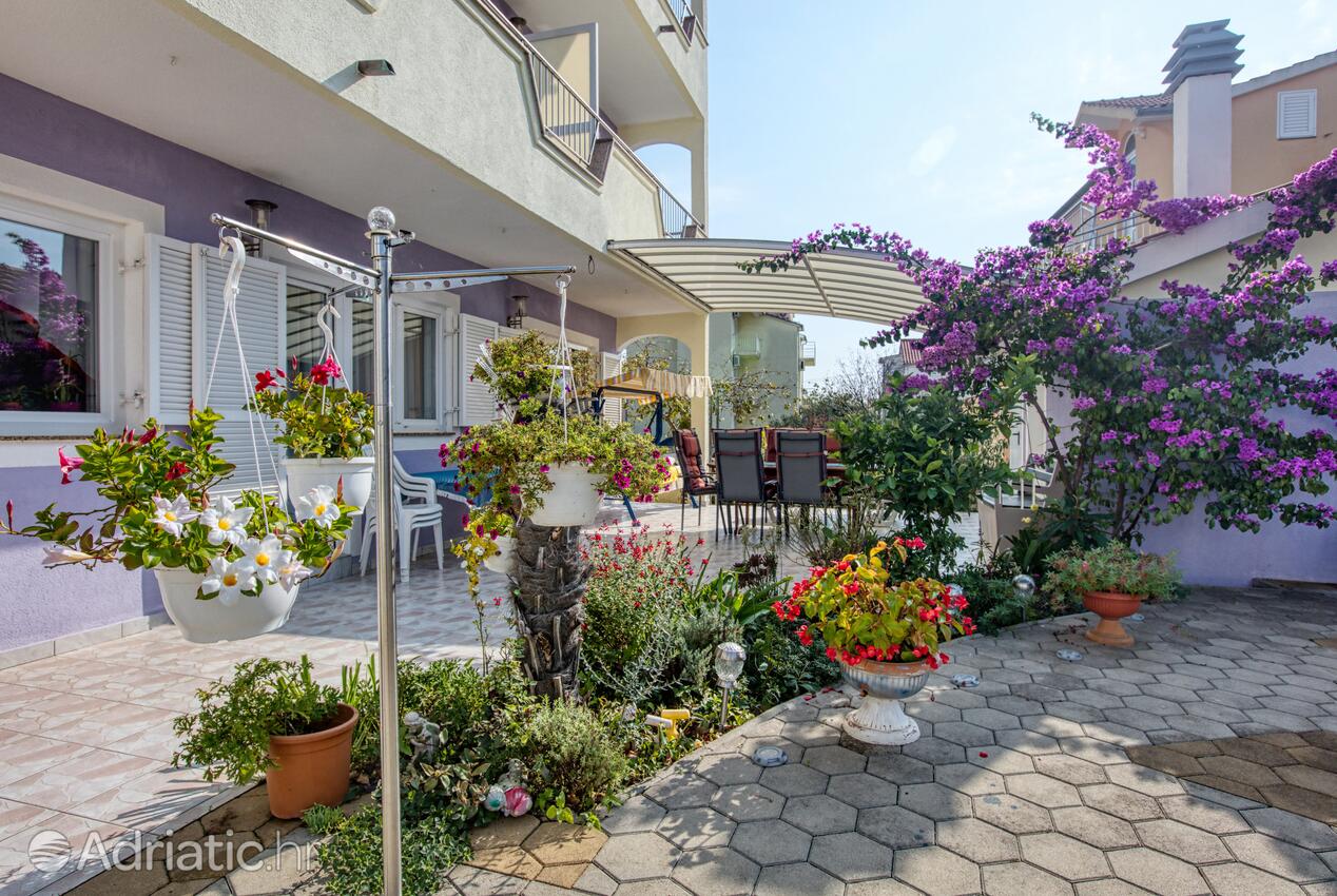 Courtyard - Apartments with a parking space Vodice