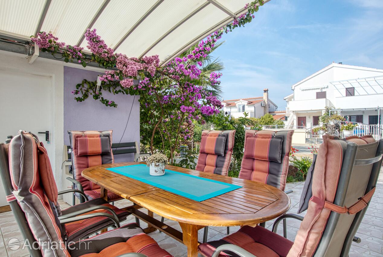 Courtyard - Apartments with a parking space Vodice