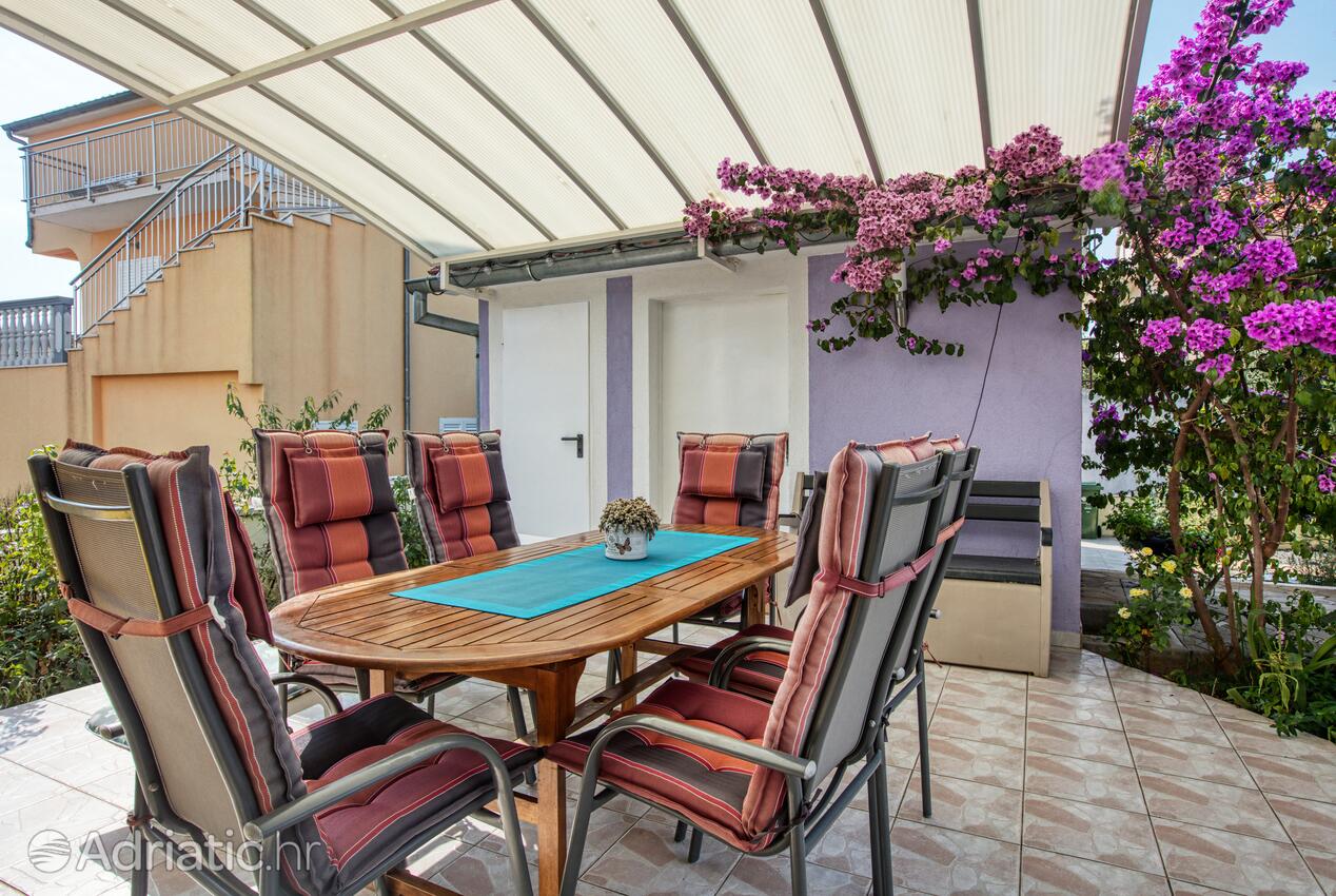 Courtyard - Apartments with a parking space Vodice