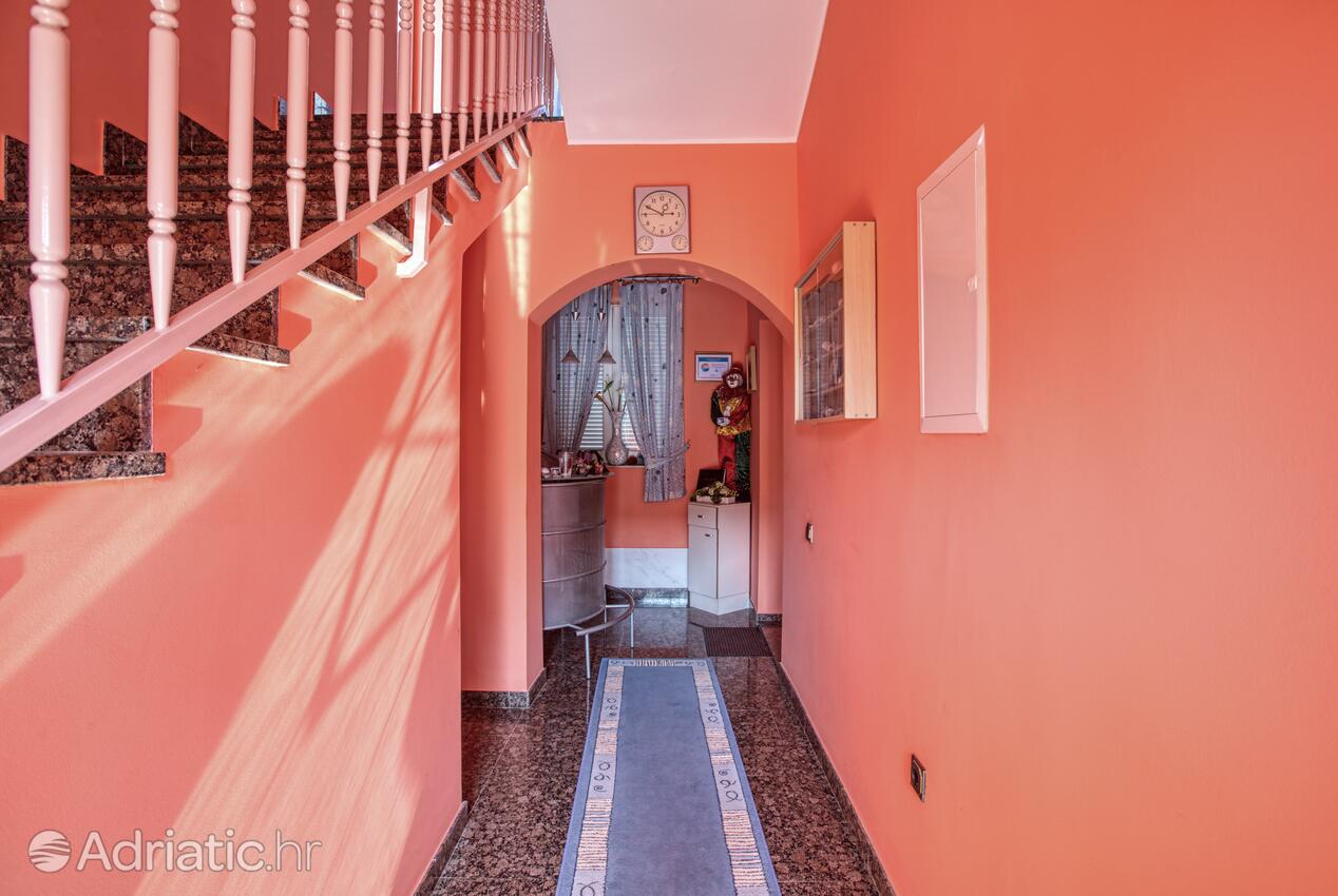 Courtyard - Apartments with a parking space Vodice