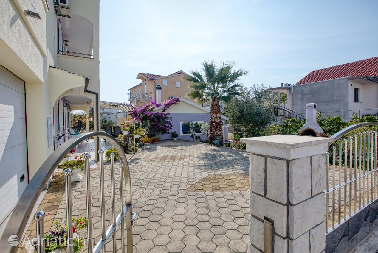 Courtyard - Apartments with a parking space Vodice