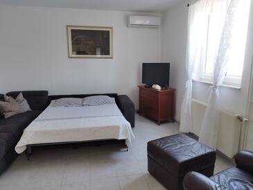 Tkon, Living room in the apartment, air condition available and WiFi.