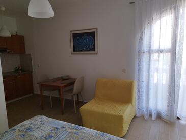 Tkon, Blagovaonica u smještaju tipa studio-apartment, WiFi.