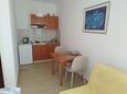Tkon, Kuhinja u smještaju tipa studio-apartment, WiFi.