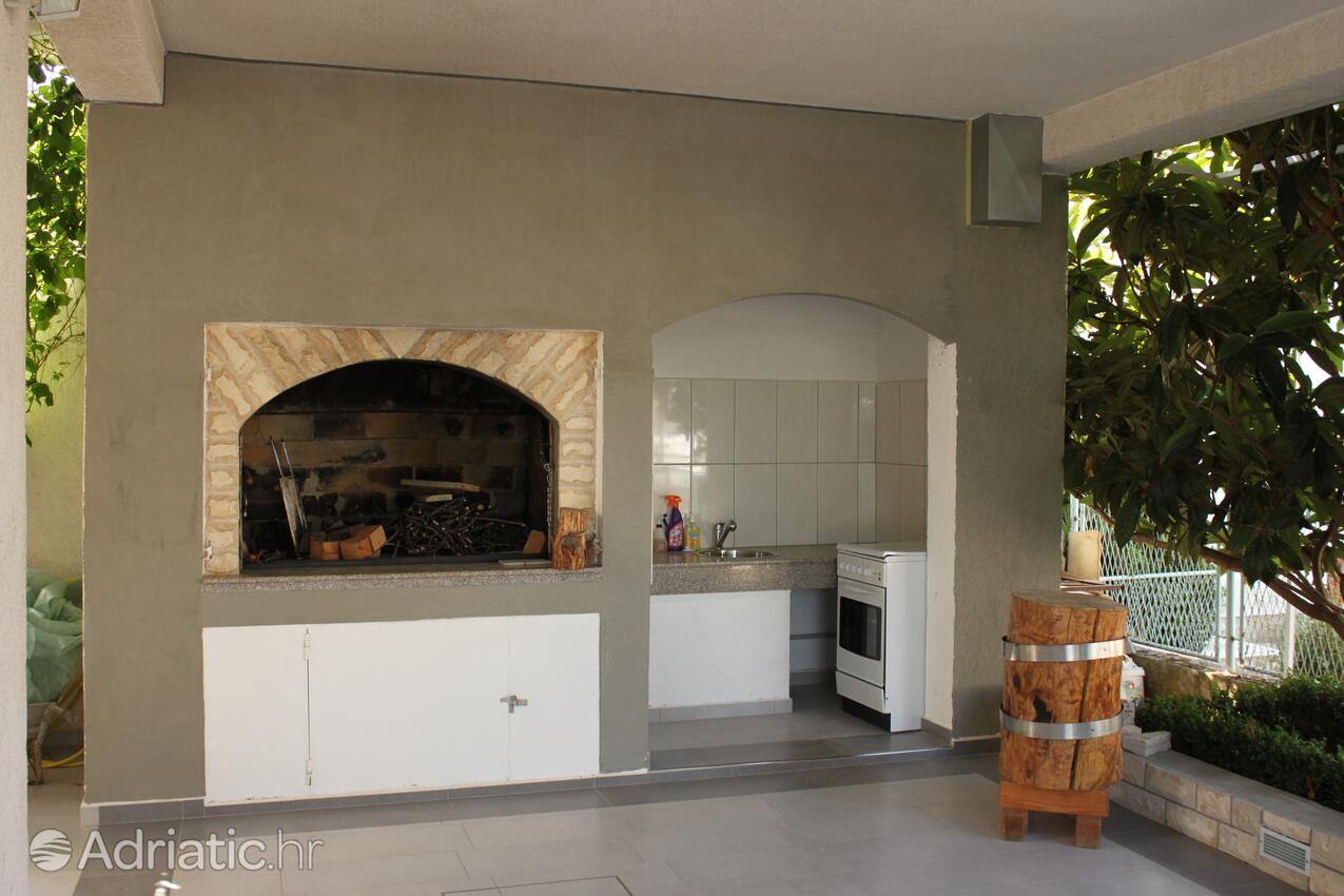 Courtyard - Apartments and rooms with parking space Vodice
