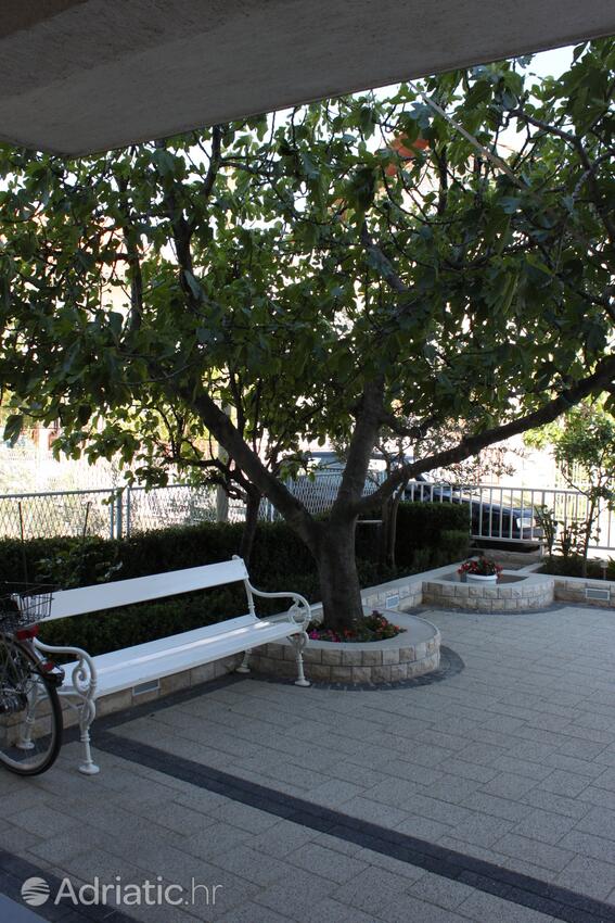 Courtyard - Apartments and rooms with parking space Vodice