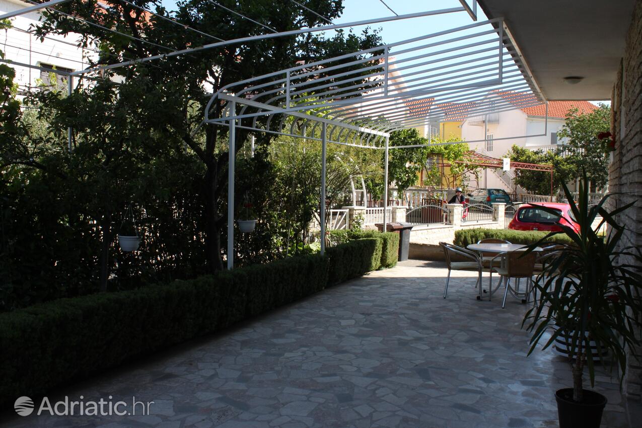 Courtyard - Apartments and rooms with parking space Vodice