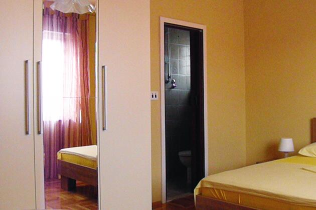S-6260-a - Private accommodation - Apartments and rooms with parking space Vodice