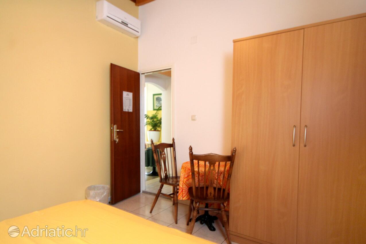 S-6260-c - Private accommodation - Apartments and rooms with parking space Vodice