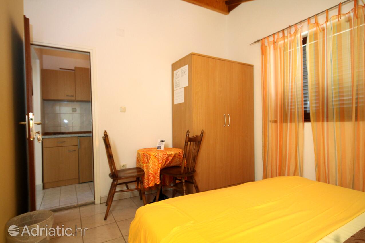 S-6260-c - Private accommodation - Apartments and rooms with parking space Vodice