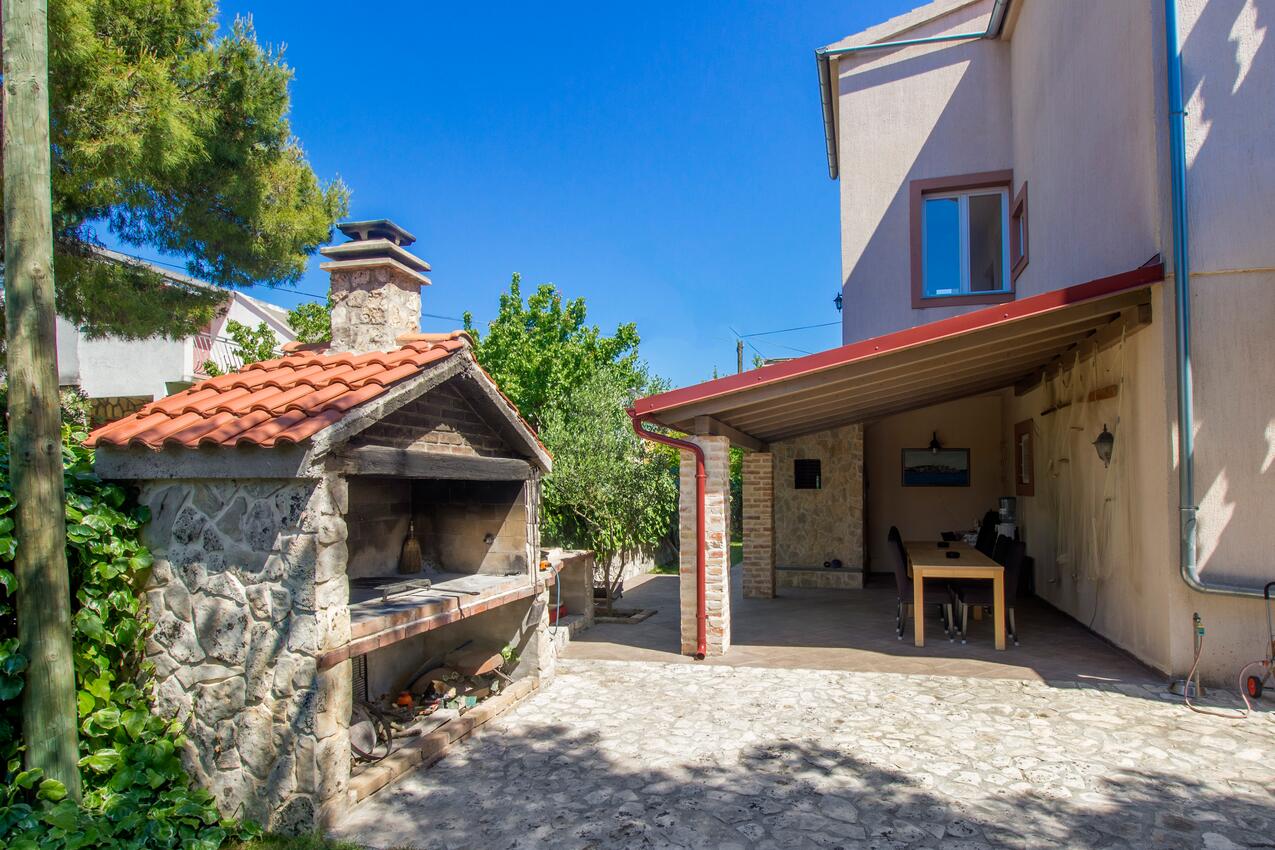 Giardino - Appartamenti accanto al mare Slosella - Pirovac, Sebenico - Šibenik