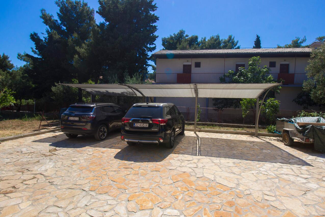 Parcheggio - Appartamenti accanto al mare Slosella - Pirovac, Sebenico - Šibenik