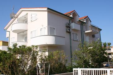 Apartments with terrace Povljana, Kvarner