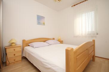 Apartmanok családok részére medencével Metajna, Pag - 6389