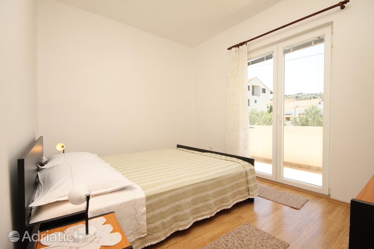 Apartments with parking space Murter - 6397