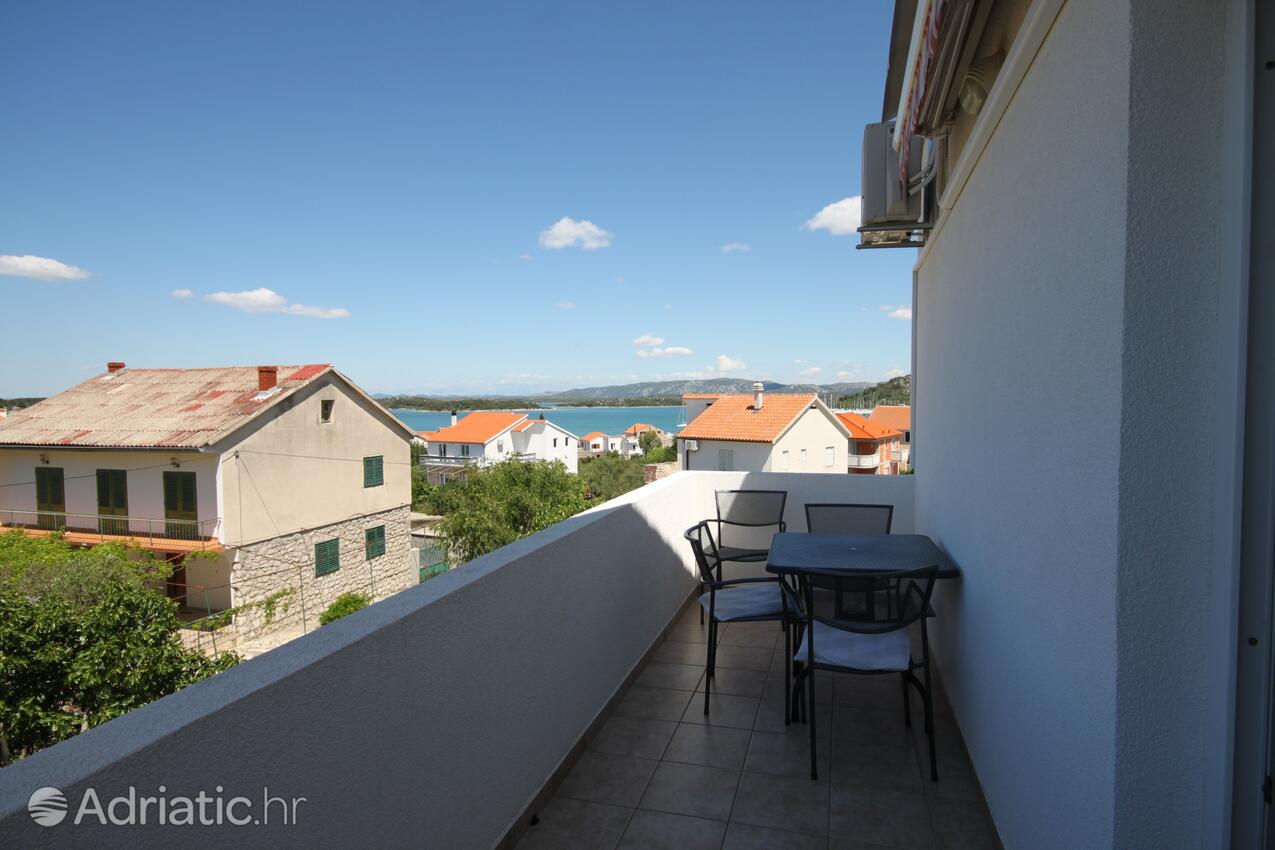 Apartments with parking space Murter - 6397