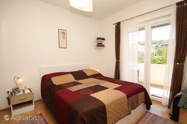 Apartments with parking space Murter - 6397