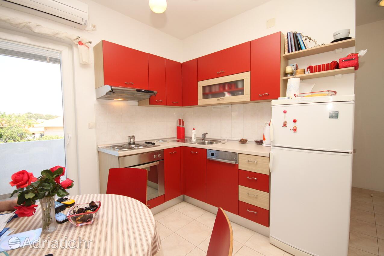 Apartments with parking space Murter - 6397