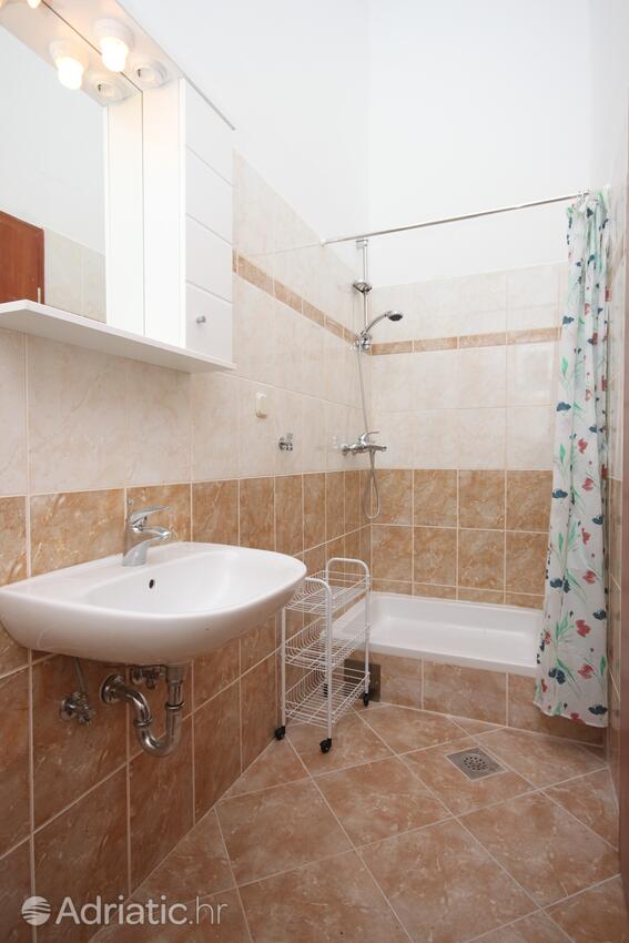 A-6549-c - Privatunterkunft - Ferienwohnungen am Meer Maslenica, Novigrad