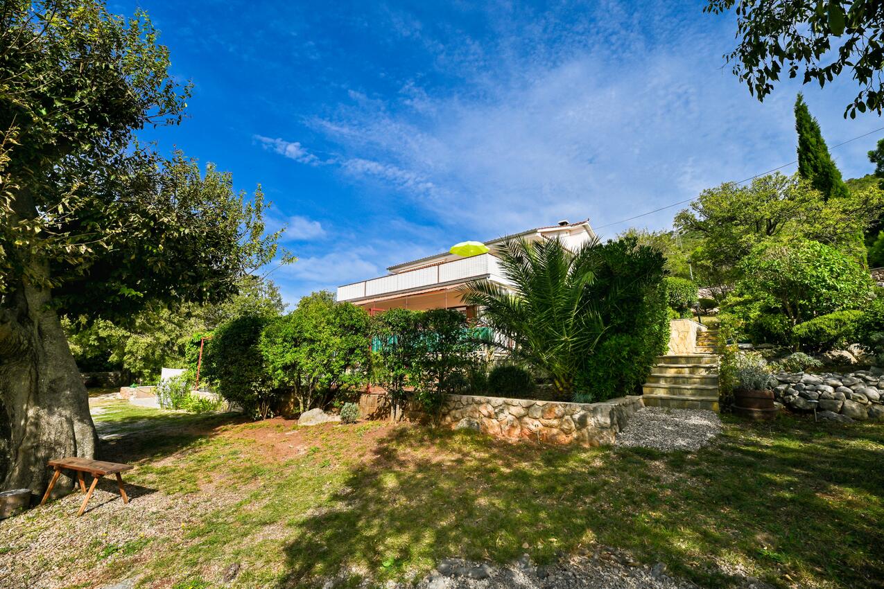 Courtyard - Apartments by the sea Seline, Paklenica