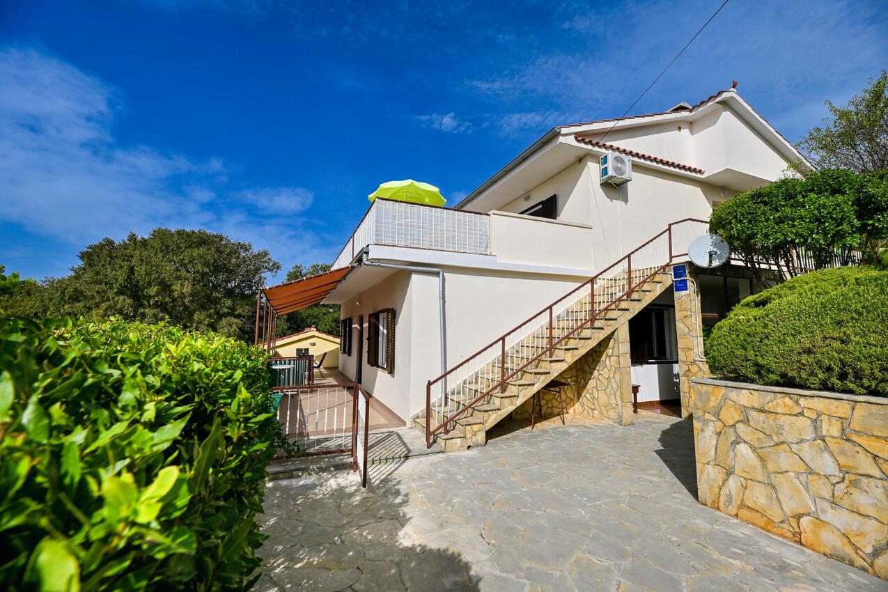 Courtyard - Apartments by the sea Seline, Paklenica