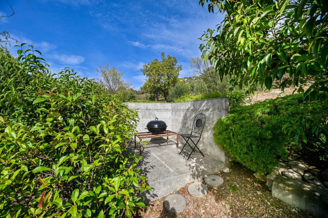 Courtyard - Apartments by the sea Seline, Paklenica