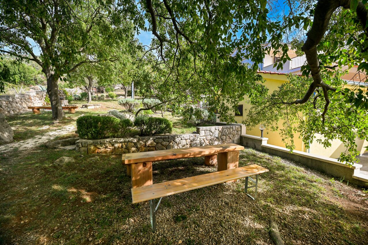Courtyard - Apartments by the sea Seline, Paklenica