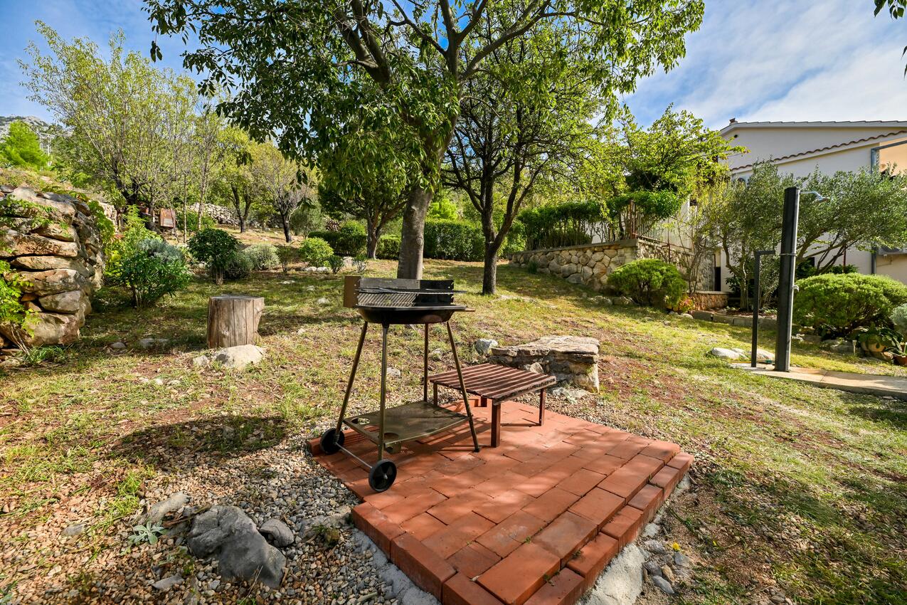Courtyard - Apartments by the sea Seline, Paklenica