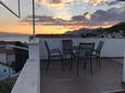 Baška Voda, Terrasse dans l’hébergement en type apartment, avec la vue sur la mer et WiFi.