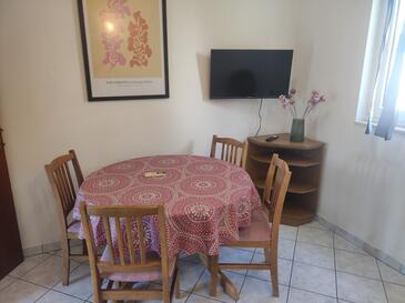 Baška Voda, Comedor en alojamiento de tipo apartment, WiFi.